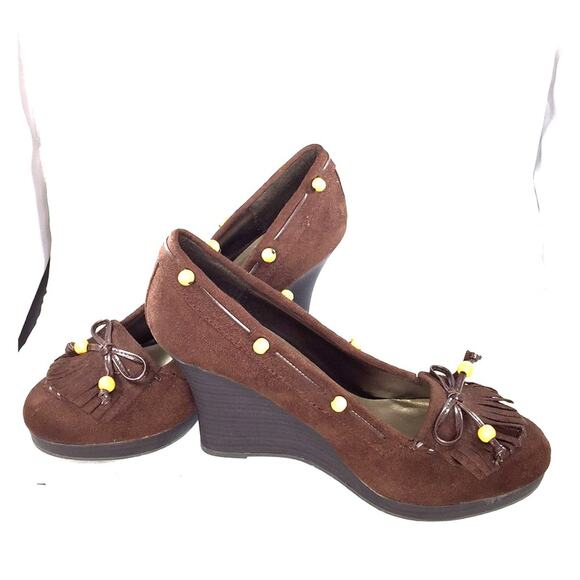 QUPID Brown suede stacked wedge Stacked 4” heels Shoes 9 Beads Closed Round Toe - Picture 1 of 7